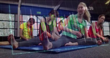 Beş kadın fitness stüdyosunda, kırmızı yeşil şamdan çizelgeleri ve şebeke çizgilerini örtüyor. Sağlık, yoga, esneklik, sağlık, iç mekan, koreografi, canlılık