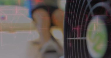 Kırmızı dijital ağ kaplamalı, loş ışıklı çalışma alanındaki bilgisayar sistemlerini izleyen adam. Teknoloji, siber güvenlik, dijital, iletişim, yenilik, fütürist, veri