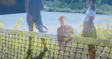 Anne kortta kır çiçeklerinin arasında tenis raketi sallıyor, sağlık grafikleri ve top ikonları gösteriyor. Doğa, aile, neşe, canlı, optik, macera, sükunet