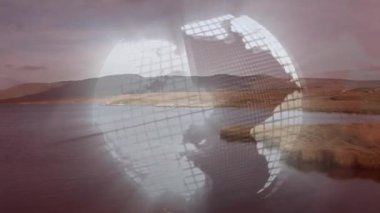 Kırsal göl manzarası üzerinde yüzen dijital geniş çerçeveli küre, şebeke desenini 3 boyutlu olarak gösteriyor. Coğrafya, teknoloji, fütürizm, manzara, sakinlik, yenilik, doğa