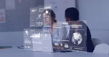 Dünya haritasında holografik çizelgeler yüzerken dizüstü bilgisayarda işbirliği yapan iki iş adamı. Teknoloji, takım çalışması, veri görselleştirme, yenilik, modern, kurumsal, analitik