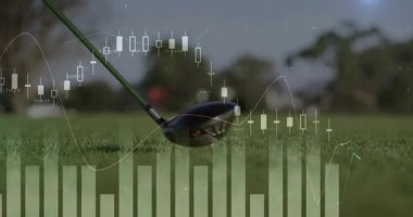 Golf topu golf sahasında oturuyor. Finansal tabloları ve fiyat etiketleri yeşil çimlerin üzerinde yüzüyor. Premium, finans, veri, analiz, yatırım, pazar, büyüme