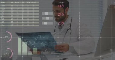 Erkek araştırmacı, masadaki tıbbi taramayı inceliyor. Canlandırılmış turta grafikleri gösteriyor. Tıp, araştırma, analitik, teknoloji, yenilik, veri görselleştirme, sağlık hizmetleri