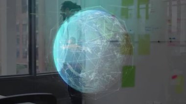 Bilgi işlem müdürü ofiste akıllı telefon görüşmesi yapıyor, holografik küre, kod ve yapışkan notlar gösteriyor. Teknoloji, yenilik, işbirliği, dijital, modern, iş dünyası, bağlantı