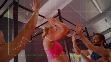 Fitness sahnesinde bir kadın geliyor, erkek beşlik çakıyor, grafikler ekran ölçülerini örtüyor. Performans, eğitim, güç, motivasyon, işbirliği, sağlık, hareket