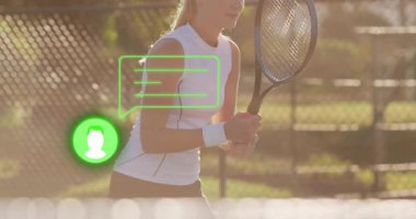 Kadın tenisçi, avatarı ve konuşma baloncuğunu gösteren teknolojiyle sahada backhand antrenmanı yapıyor. Atletik, açık hava, aktif, enerjik, canlı, spor, fitness