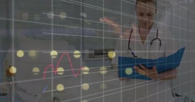 Tıbbi klinikte mavi klasör okuyan kadın doktor, beyaz çizgiler ve animasyon veri tabloları. Tıbbi, sağlık, teknoloji, analitik, profesyonel, hassasiyet, yenilik