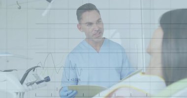 Erkek dişçi, diş kliniğindeki hasta çizelgesini inceliyor. Animasyon el yazısı ve diş simgeleri gösteriyor. Profesyonel, sağlık, klinik, temiz, tanı, tıbbi, oral sağlık