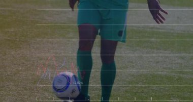 Erkek futbolcu çim sahada top sürüyor. Animasyon grafikleri kullanarak spor analitiğini gösteriyor. Sporcu, antrenman, dijital, fitness, açık hava, performans, modern