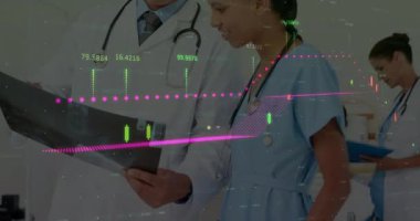 Doktor ve hemşire klinikteki taramaları holografik verilerle gözden geçiriyorlar. Sağlık, tanı, işbirliği, teknoloji, profesyonellik, yenilik, klinik