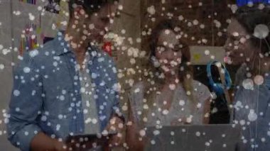 İşletme analizleri üzerinde çalışan iş arkadaşları dizüstü bilgisayar ve animasyon çizelgeleriyle birlikte hareket ediyorlar. İşbirliği, takım çalışması, yenilik, modern, profesyonel, teknoloji, ofis