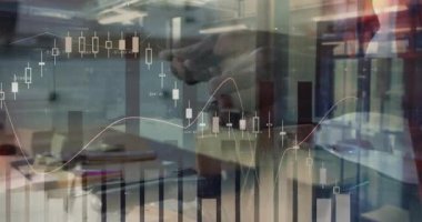 Erkek ofis çalışanı, tableti finans masasında elle tıkırdatıyor, animasyon çizelgesi ve çizelge gösteriyor. Teknoloji, finans, analitik, modern, profesyonel, üretkenlik, dijital