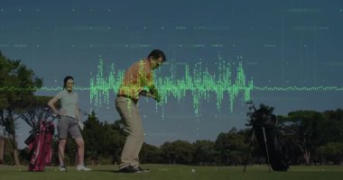 Golf sahasında salıncak talimi yapan çift spor analitiği veri dalgası eylemi yapıyor. Spor, eğlence, teknoloji, açık hava, aktivite, fitness, görselleştirme