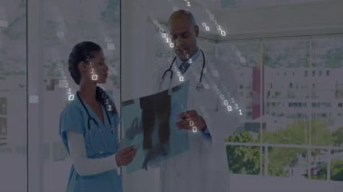 Hastanedeki röntgen filmlerini inceleyen steteskoplu hemşire ve doktor ikili kaplama gösteriyor. Tıbbi, sağlık, teknoloji, yenilik, takım çalışması, tanı, modern