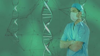 Cerrah, yeşil tıbbi arka planda kollarını kavuşturarak yüzen DNA sarmalı animasyonları sergiliyor. Tıbbi, yenilik, fütüristik, biyoteknoloji, tanı, sağlık, bilimsel
