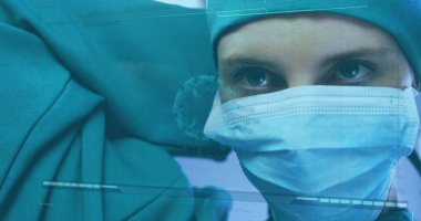 Ameliyat odasında maske ve şapkayla HUD kaplamasından hayati belirtileri izleyen bir cerrah. Tıbbi, sağlık, cerrahi, tanı, yüksek teknoloji, klinik, dijital