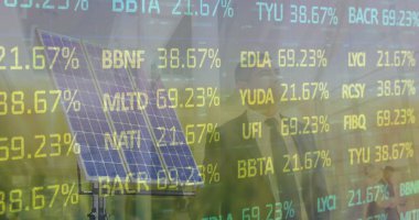 Güneş paneli üzerinden borsa ve çeşitli iş adamlarının görüntüsü. küresel iş, finans ve dijital arayüz kavramı dijital olarak oluşturulmuş görüntü.