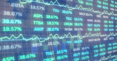 Güneş paneli üzerinden finansal veri işleme görüntüsü. küresel iş, finans ve dijital arayüz kavramı dijital olarak oluşturulmuş görüntü.