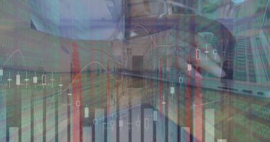 Melez iş kadını yerine finansal veri işleme ve matematiksel denklemlerin görüntüsü. küresel iş, finans ve dijital arayüz kavramı dijital olarak oluşturulmuş görüntü.