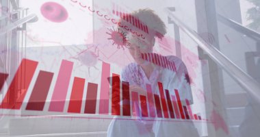 Lobideki merdivenlerde oturmuş kırmızı kaplamalı akıllı telefon verilerini inceleyen kadın. Veri, analitik, sağlık, teknoloji, profesyonel, modern, kentsel