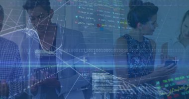 Finansal veri işleme ve çeşitli iş adamları üzerinde borsa görüntüsü. küresel iş, finans ve veri işleme kavramı dijital olarak oluşturulmuş görüntü.