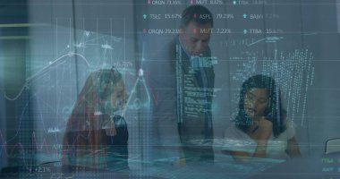 Ofisteki toplantı odasında görüşen iş adamlarına karşı istatistiksel veri işleme. iş verileri ve analitik teknoloji kavramı