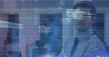 Ofiste kollarını kavuşturmuş beyaz iş adamının portresine karşı istatistiksel veri işleme. iş verileri ve analitik teknoloji kavramı