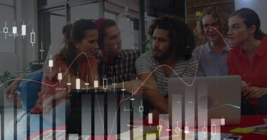 Ofiste teknolojiyle çalışan çeşitli iş adamlarının finans verilerinin görüntüsü. finans, ekonomi, iş, işbirliği ve teknoloji konsepti dijital olarak oluşturulmuş imaj.