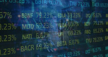 Sunucu odasında yürüyen kadın ve erkek mühendislere karşı borsada veri işleme. iş ve ekonomi kavramı