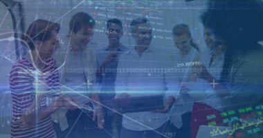 İş adamları üzerinde finansal veri işleme görüntüsü. global business, finans, data işleme ve dijital arayüz kavramı dijital olarak oluşturuldu.