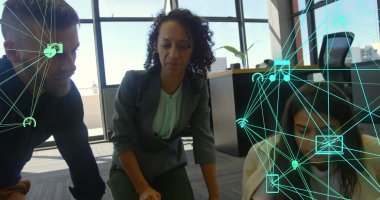 Ofisteki farklı iş adamlarının ikonlarıyla olan bağlantı ağının görüntüsü. küresel ağ, bağlantılar, iş ve teknoloji konsepti dijital olarak oluşturulmuş görüntü.