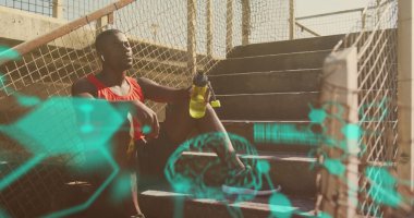 Merdivenlerde oturan yorgun Afro-Amerikan zinde bir adama karşı tıbbi veri işleme. Spor, spor ve tıbbi araştırma teknolojisi kavramı