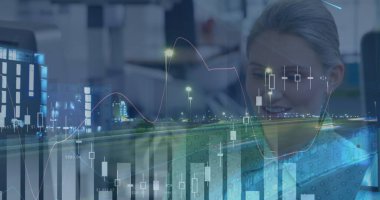 İstatistiksel veriler beyaz bir kadının gece trafiğine karşı çalıştığını gösteriyor. iş verileri ve analitik teknoloji kavramı