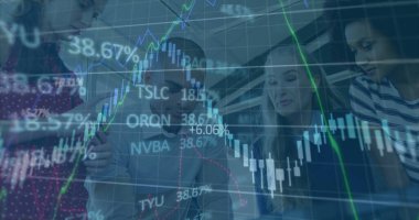 Çeşitli iş adamları üzerinde istatistik ve veri işleme görüntüsü. küresel iş, bağlantılar ve veri işleme kavramı dijital olarak oluşturulmuş görüntü.