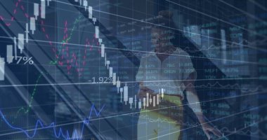 Akıllı telefon kullanan beyaz iş adamının mali verileri ve grafikleri. küresel iş, finans, ekonomi ve teknoloji konsepti dijital olarak oluşturulmuş imaj.