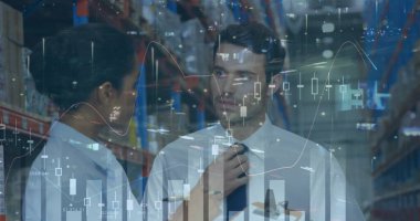 Depodaki ve şehir merkezindeki çeşitli insanların finansal veri işleme görüntüsü. küresel gönderim, finans ve dijital arayüz konsepti dijital olarak oluşturulmuş görüntü.