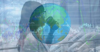 Çift ırklı iş kadınının mali veri işleme görüntüsü. küresel bağlantılar, veri işleme ve dijital arayüz konsepti dijital olarak oluşturulmuş resim.