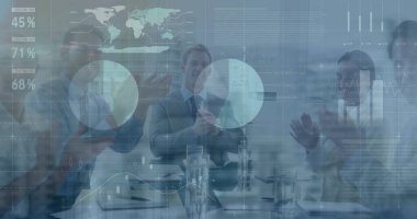 Çeşitli iş adamları üzerinde finansal veri işleme görüntüsü. küresel iş, bilgisayar ve dijital arayüz kavramı dijital olarak oluşturulmuş görüntü.