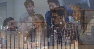 Ofiste konuşan çeşitli iş adamları üzerinde finansal grafikler, veriler ve şehir manzarası. küresel iş, finans, ekonomi ve teknoloji konsepti dijital olarak oluşturulmuş imaj.