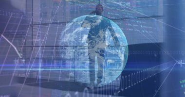 Akıllı telefon kullanan iki ırklı iş adamının mali veri işleme görüntüsü ve küresi. global business, finans, data işleme ve dijital arayüz kavramı dijital olarak oluşturuldu.