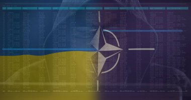 NATO ve Ukrayna bayrağı üzerinde beyaz erkek hacker resmi. Ukrayna krizi, siber savaş ve dijital olarak üretilen uluslararası politika kavramı.