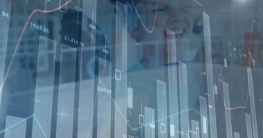 Kafkasyalı çocuklar üzerinde finansal veri işleme imgesi. Küresel iş, finans, veri işleme ve dijital arayüz kavramı dijital olarak oluşturuldu.