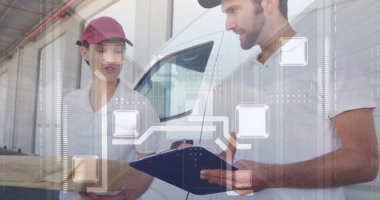 Finansal grafikler beyaz kadın ve erkek kuryelerin notlar almasından daha önemli. iş, finans ve dağıtım hizmetleri kavramı dijital olarak oluşturulmuş görüntü.