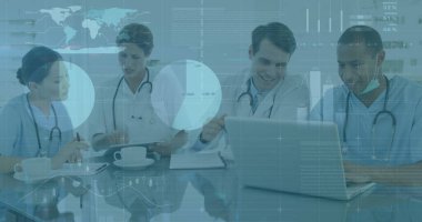 Bilgisayarı kullanan çeşitli sağlık görevlilerinin finansal grafikleri ve verileri. sağlık, tıp mesleği, ekonomi, finans ve teknoloji konsepti dijital olarak oluşturulmuş imaj.