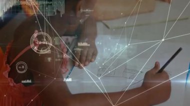 Edtech için masa başında çizimler, ağ grafikleri ve veri çizgileri çizen bir kız. Yaratıcı, eğitim, teknoloji, yenilik, çocukluk, odaklanma, işbirliği