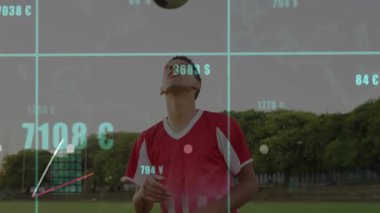 Kırmızı tişörtlü bir adam sahada yukarı bakıyor, animasyon finans grafikleri, para birimi sembolleri sergiliyor. Ufuk, yenilik, teknoloji, finans, veri, güç, perspektif