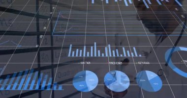 Tablete yazı yazan kadın doktor, yüzen tıbbi grafikler ve sayısal veri örtüleri gösteriyor. Sağlık, analitik, yenilik, teknoloji, profesyonellik, veri görselleştirme, dijital