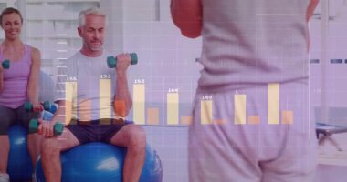 Spor sınıfı grubu egzersiz topları üzerinde biseptik kıvrımlar yapıyor, süzülen grafikler, veri okumaları. Sağlık, güç, canlılık, modern, takım çalışması, yenilik, sağlıklı