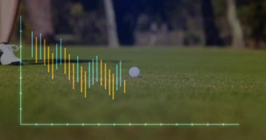 Golf sahasının tasarımı, golf sopasının beyaz ayakkabıların yanında yeşil etrafında yüzen veri çubuklarıyla topa vurduğunu gösteriyor. Atletizm, spor giyim, minimalist, performans, analitik, açık hava, hassasiyet