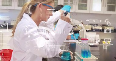 Kadın bilim adamı, dijital çizelgeler ve veri örtülerini gösteren mavi sıvıyı teknoloji laboratuvarında kullanıyor. Laboratuvar, bilimsel, araştırma, teknoloji, yenilik, veri, analitik